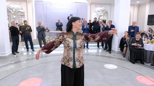 ветераны государственного академического заслуженного ансабля ЛЕЗГИНКА, красиво и грациозно танцуют