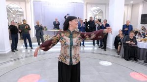 ветераны государственного академического заслуженного ансабля ЛЕЗГИНКА, красиво и грациозно танцуют