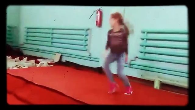 Лучшея подруга Диана.Делает рандат сальто с прямыми ногами. смотреть онлайн