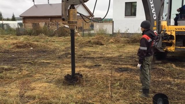 Как закручивают винтовые сваи. Монтаж фундамента под деревянный дом из бруса. Baumhaus