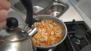 Гуляш из свинины с овощами, на гарнир жареные макаронные изделия!
