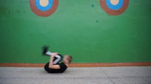 Кувырок назад в упор ноги врозь