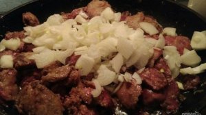 Куриная печень с луком на сковороде