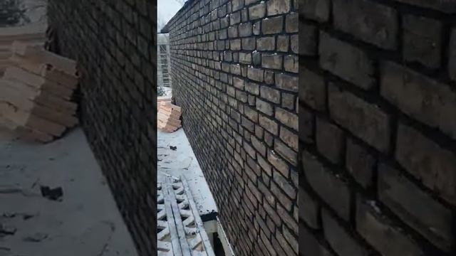 Фасад «под старину» из коричневого кирпича ручного формования. смотреть онлайн