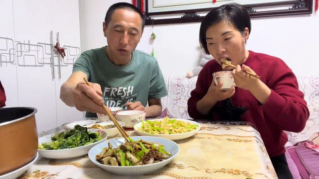 媳妇炒盘青干丝，也叫青椒干豆腐，东北家常菜，拌着米饭吃贼下饭