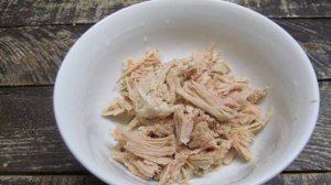 Салат из тушеной моркови с вареной свининой