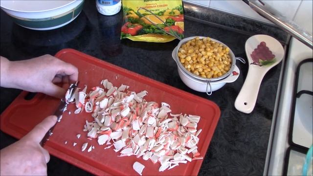 Крабовый салат БРИЗ.  Салат из капусты с крабовыми палочками и кукурузой. Гости в восторге!
