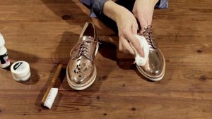 Как очистить лакированную обувь?