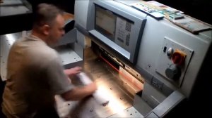 Резка на бумагорезальной машине POLAR 78 X в компании "Демос"