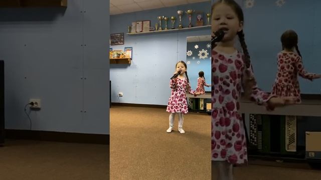 Алиса Латынина (4 года) - «Песенка Эскимоса» смотреть онлайн
