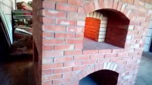 Печь из красного кирпича.