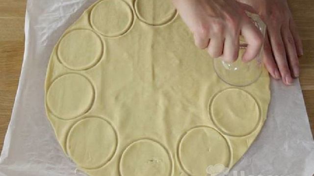 Мини-пицца из слоеного теста