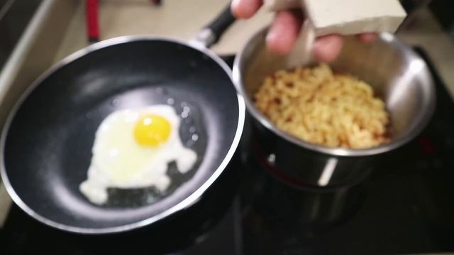 Королевский Доширак! Рецепт рамёна с сыром, SPAM, тофу и яйцом смотреть онлайн