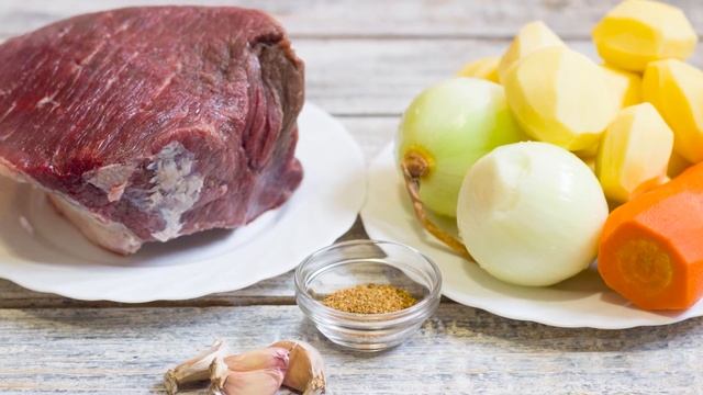 Тушеная картошка с мясом в кастрюле - простой и сытный рецепт!