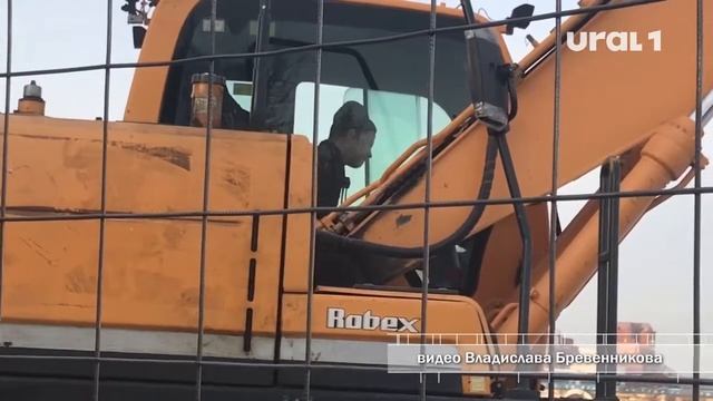 В Челябинске начали демонтаж бетонного парапета на набережной Миасса смотреть онлайн