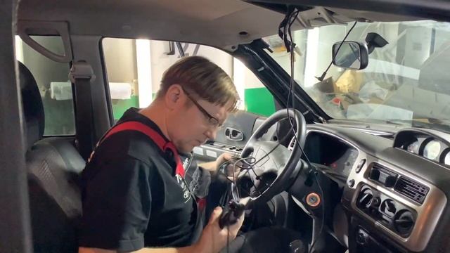 Установка зеркала заднего вида с функцией видео-регистратора на Паджеро Спорт. смотреть онлайн