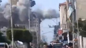В сети появился, как утверждается, момент прилёта ракеты ВВС Израиля по зданию в Газе.
