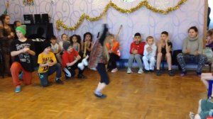 Маша танцует танец первобытного человека)