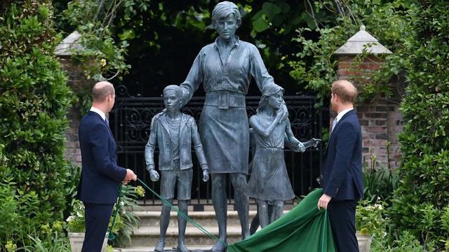 «Не желает мириться»: Меган Маркл шокировала Гарри. Он не простит – срочный вылет. Королева в ауте смотреть онлайн