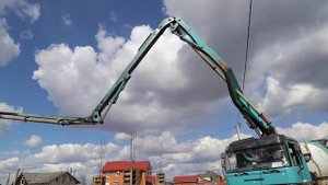 Серия 2. Монолитно-каркасный дом. Бетонирование плиты первого этажа.