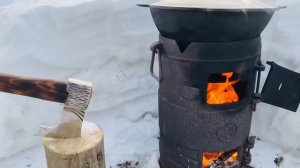 Свиная рулька в казане на огне