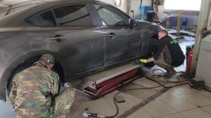 Процесс смены колес Мазда6.