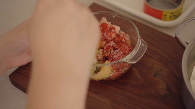 두부로 만드는 밥도둑 레시피｜두부참치조림｜불 없이 만들어 먹는 오이고추 참치 비빔밥｜계란과 양배추만 있으면 만들 수 있는 맛있는 계란만두 레시피｜윤이홈테이블｜요리브이로그 смотреть онлайн