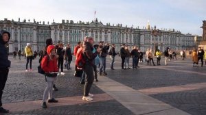 Русский рок на Дворцовой площади Санкт-Петербурга под гитару уличного музыканта.