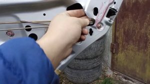 Восстановление Mercedes w140. Готовлю машину к малярке. Осмотр состояния порогов.