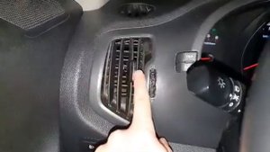 Сломанный левый дефлектор обдува Kia Sportage 3