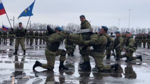 Показательные выступления десантников. Разбивание кирпичей на шее и бутылок о лоб.