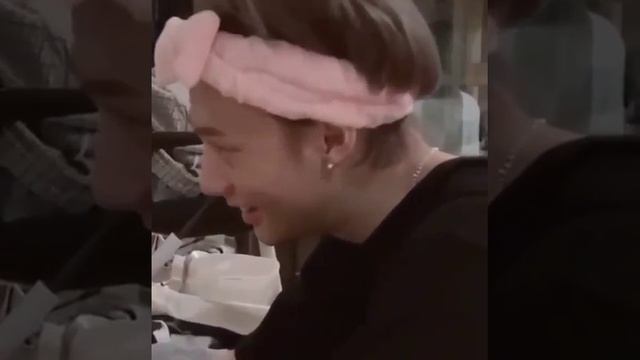 Hyunjin saying "hairband"