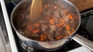 Тушёное мясо с картошкой. Простая домашняя еда.