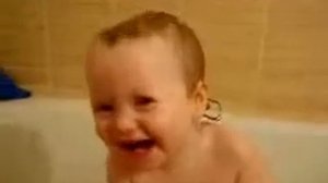 Обаятельный ребёнок хохочет ! Счастье....