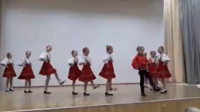 Ансамбль русского танца «Умелицы». Средняя возрастная категория - русский танец «На празднике» смотреть онлайн
