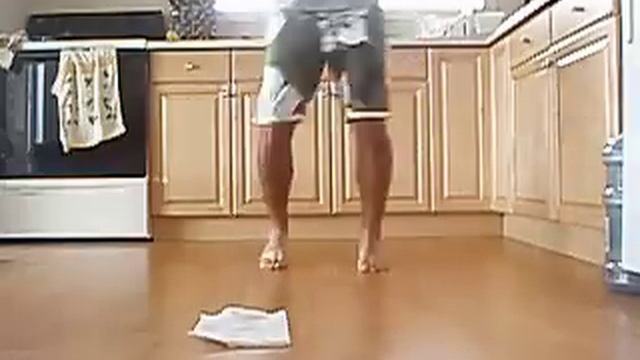 Bruce Lee One Hand Two (2) Finger Push Ups смотреть онлайн