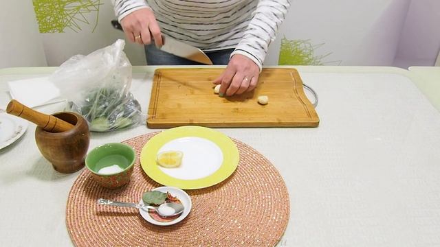Малосольные хрустящие огурцы в пакете (lightly salted cucumbers). Рецепт с чесноком и укропом