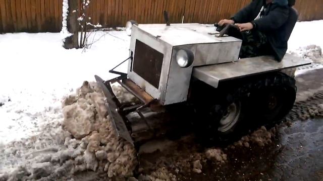 самодельный мини трактор га гусеничном ходу Когда на коммунальщиков надежды нет! смотреть онлайн