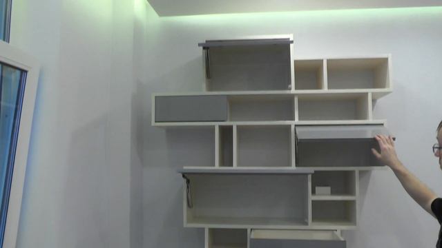 Подвесные полки в детскую комнату. Фасады без ручек из акрила. Фурнитура Blum. Тумбы Киев.