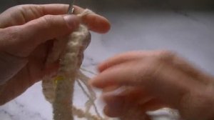 СУПЕР  КЛАССНАЯ  МОДНАЯ ШАПКА  С КРАСИВЫМ ОТВОРОТОМ СПИЦАМИ.  ШАПКА ИЗ ПРЯЖИ ПУХ НОРКИ .