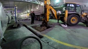 Трактор работает (экскаватор JSB копает)