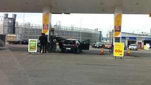 два клоуна на заправке