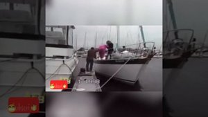 Приколы на моторной лодке смешные падения