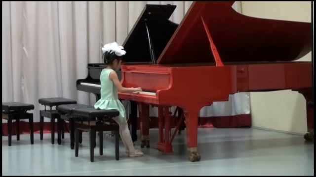 Вика Югай играет "Польку" А.Жилинского смотреть онлайн