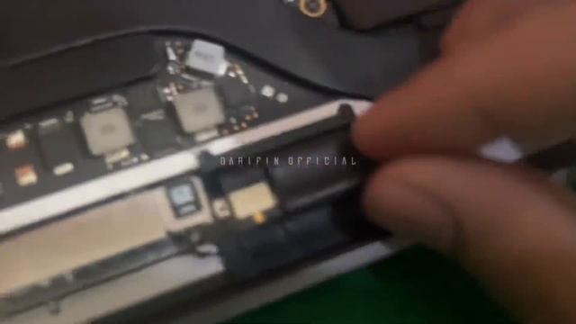 Macbook Pro 2017 LCD Blank Hitam touchbar caplock nyala? Sudah ganti LCD tapi masih sama