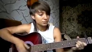 Девушка круто играет на гитаре и поёт