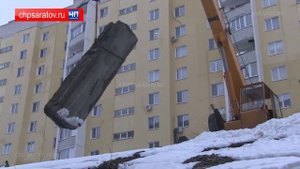 ЧП-САРАТОВ.В ЛЕНИНСКОМ РАЙОНЕ НА ВОСЕМЬ МАШИН УПАЛИ БЕТОННЫЕ БЛОКИ