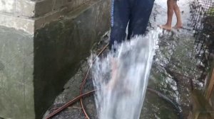 Мужики купаются под летним дождём