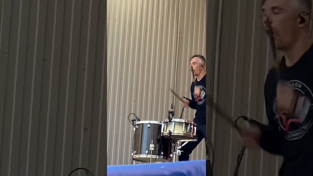 Соло барабанщика. Шоу. Работает скрытая камера, помогает отснять часть кадров🫢 смотреть онлайн