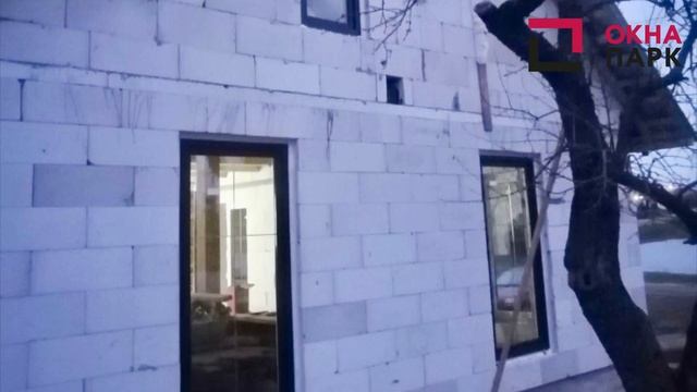 Ламинированные окна ПВХ под дерево снаружи с декоративной раскладкой (шпрос) 8мм цвет золото.